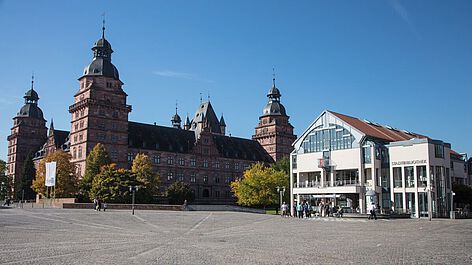 Schloss Johannisburg und Touristinfo Aschaffenburg